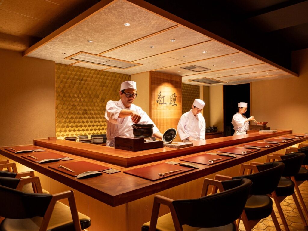 店舗入口の暖簾と外観